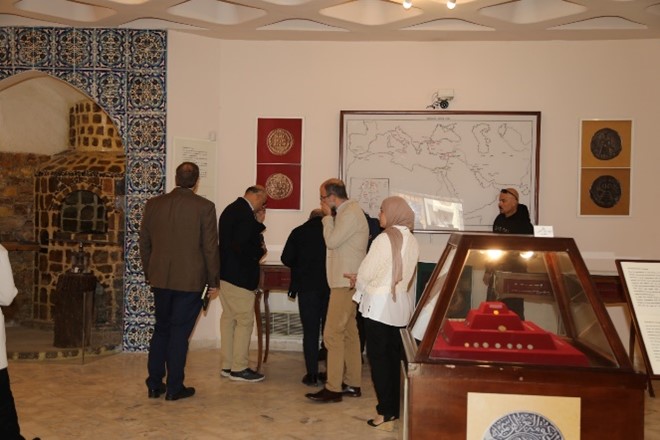 وفد من جامعة "دارتموث" الأمريكية يزور متحف المسكوكات في كلية الآثار والأنثروبولوجيا