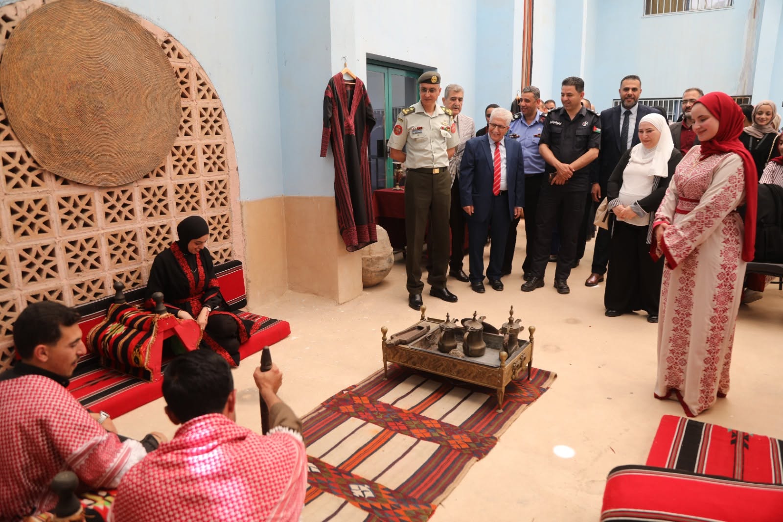 تكريم المتفوقين والخريجين