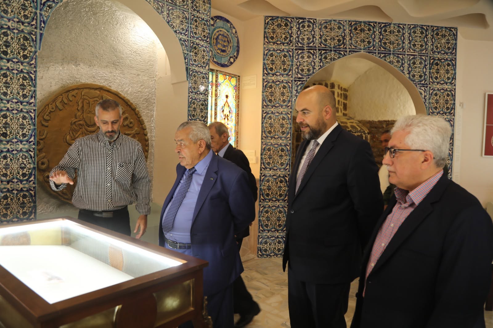 دولة الدكتور عبد الرؤوف الروابدة خلال جولته في قاعة المسكوكات