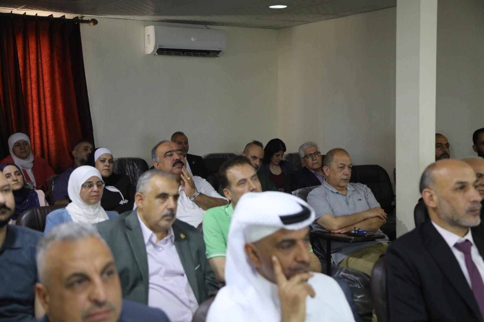 الأستاذ الدكتور خالد النهار خلال تقديم المحاضرة