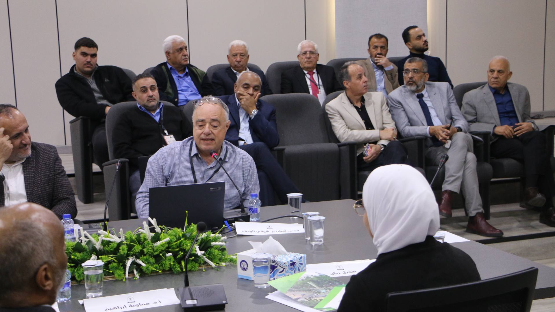 المتحدثون في الندوة